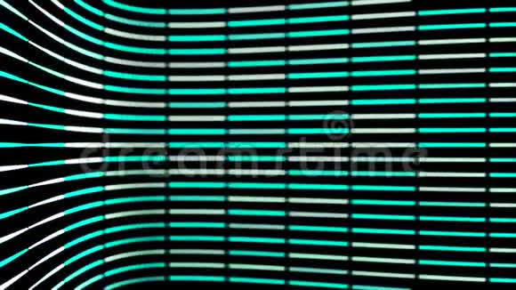 抽象的彩色霓虹灯条纹垂直行在黑色背景上移动动画无缝环动画视频的预览图