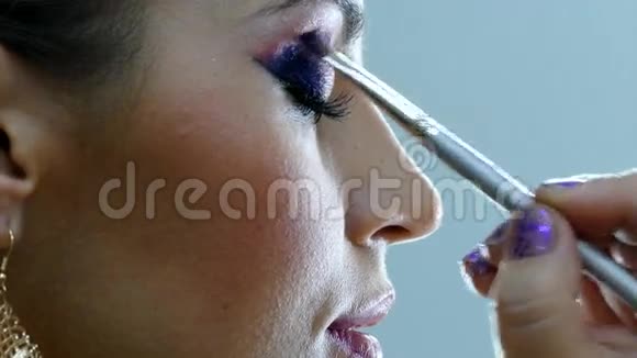 印度风格的化妆过程视频的预览图
