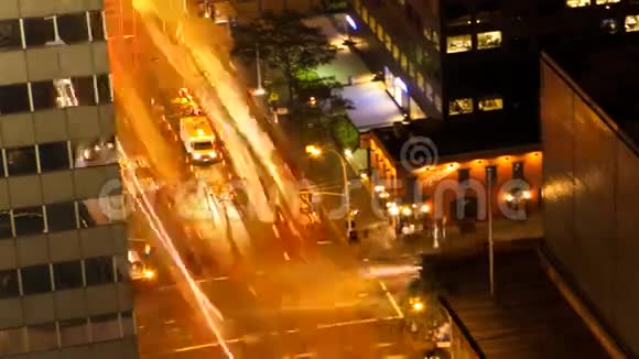 纽约摩天大楼间的夜景放大视频的预览图