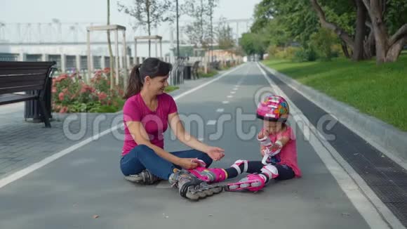 小女孩和她妈妈的暑期家庭活动视频的预览图
