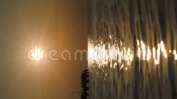日落时分码头上的人们视频的预览图