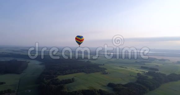 清晨绿地上空的空中气球视频的预览图