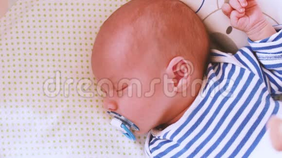 美丽的睡眠婴儿特写镜头多莉的手在新生婴儿的脸浅深的领域视频的预览图