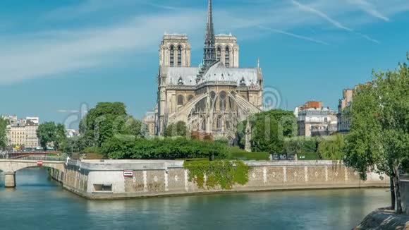巴黎圣母院和塞纳河是巴黎最著名的象征之一视频的预览图