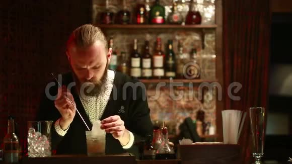 在豪华酒吧做鸡尾酒饮料的帅哥酒吧专家视频的预览图