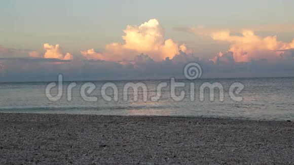 早晨的云彩越过海湾波浪视频的预览图
