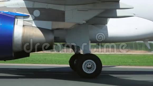 飞机发动机和起落架视频的预览图