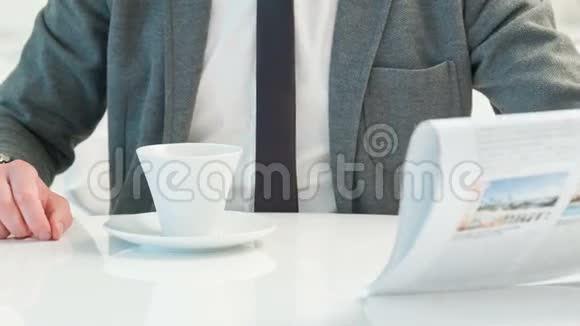 商人喝咖啡看报纸视频的预览图