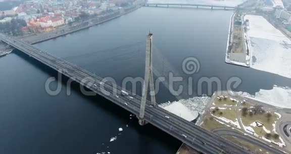 拉脱维亚里加道加瓦河上斜拉桥4鸟瞰冬季景观万苏桥视频的预览图