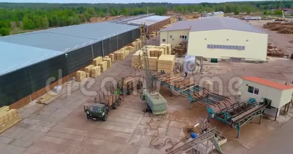 飞过一个大锯木厂锯木厂上的机械设备飞过锯木厂的原木仓库视频的预览图