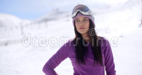 在冬天的风景中体贴的年轻女子视频的预览图