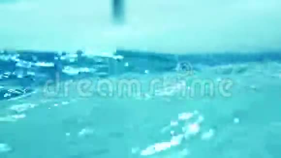 在游泳池中编织水背景水背景视频的预览图