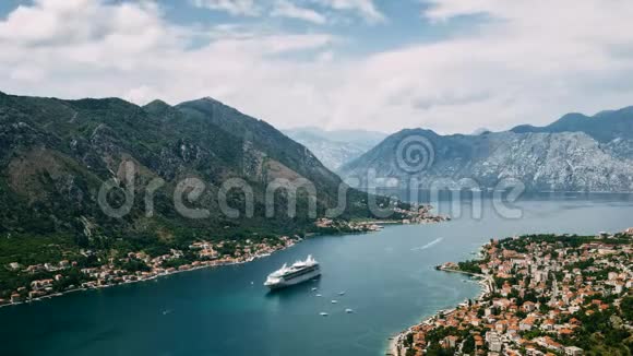 从黑山Kotor的Lovcen山俯瞰Kotor老城游轮在美丽的夏日停靠视频的预览图
