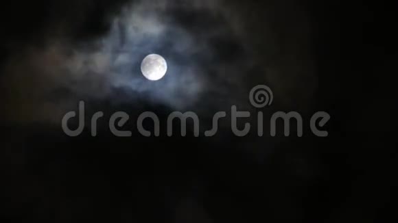 时间流逝月圆在多云的天空夜间飞越云层视频的预览图