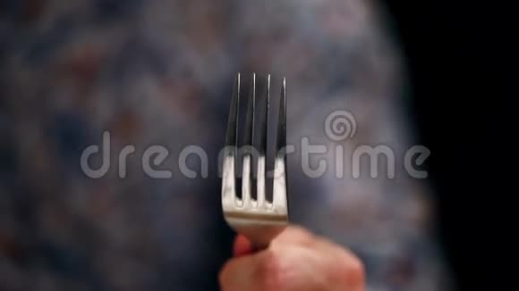 男人拿着叉子服务员点菜桌上放着煮熟的猪肉视频的预览图