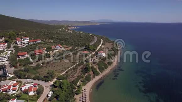 飞越海上在海岸上的小屋和度假胜地希腊Trikorfo海滩视频的预览图