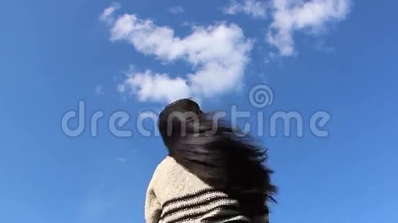 女人举起双手向天空祈祷视频的预览图
