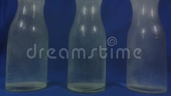 阿司匹林或泡腾药丸滴在蓝色背景的一杯水中视频的预览图