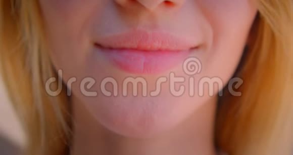 年轻漂亮的白种人女性脸上带着可爱的嘴唇带着微笑的表情视频的预览图