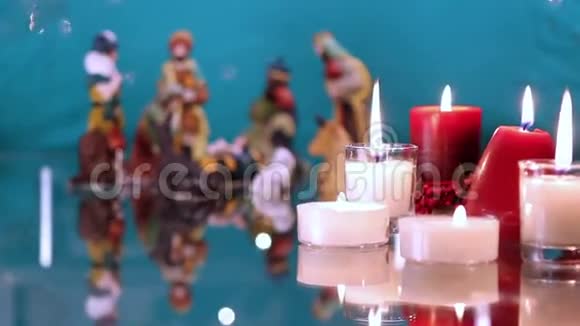 绿色的蜡烛在圣诞圣诞现场视频的预览图