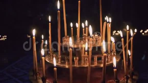 夜晚教堂的美丽蜡烛视频的预览图