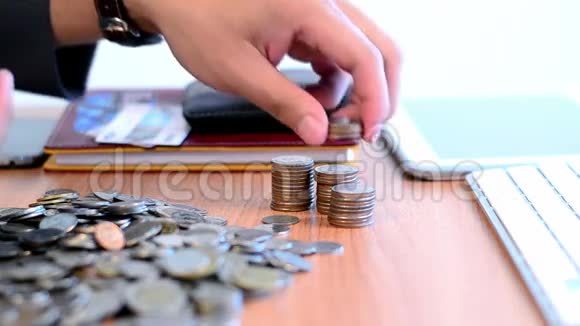 商人在桌上数钱币和硬币视频的预览图