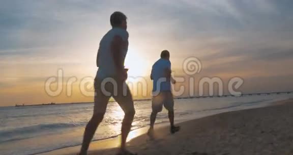 傍晚日落时沿着海滩慢跑视频的预览图