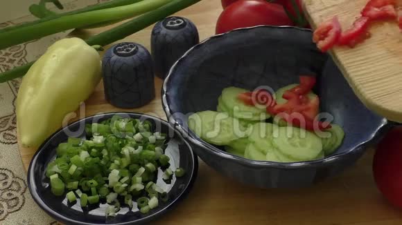 西红柿黄瓜和洋葱春沙拉视频的预览图