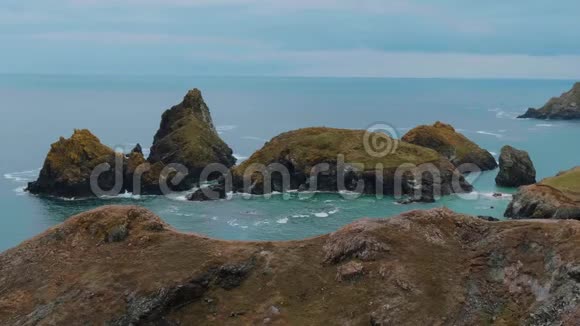 康沃尔凯南斯湾岩石优美的海岸视频的预览图