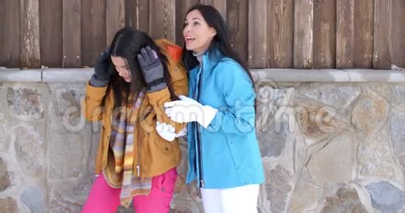 时尚的冬季时尚的年轻女性视频的预览图