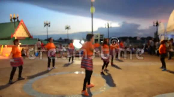 泰国老年妇女团体舞蹈与木长棍操动作模糊运动视频的预览图