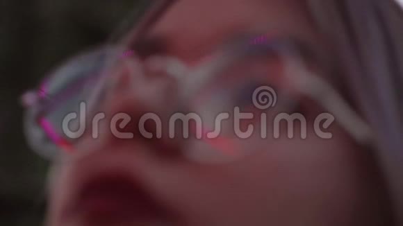 美丽的少女戴着圆眼镜的小马尾在游乐园视频的预览图