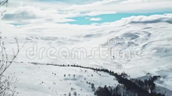 空中观景高原冬季雪景视频的预览图