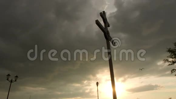 日落时巨大的十字形轮廓映衬着风暴云视频的预览图