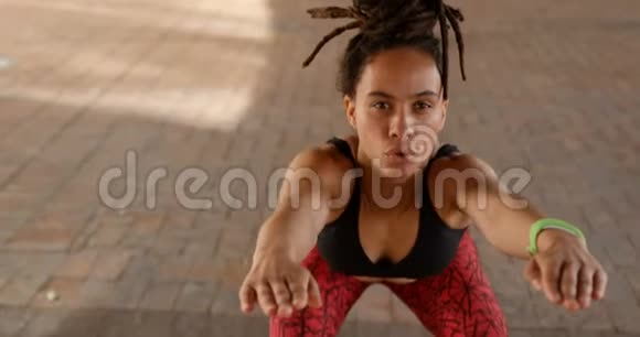 非洲裔美国年轻女性在城市锻炼的正面景色视频的预览图