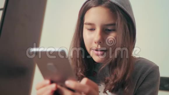 网上购物网上零售服务为主兜帽里的小女孩在社交媒体上写了一条聊天信息视频的预览图