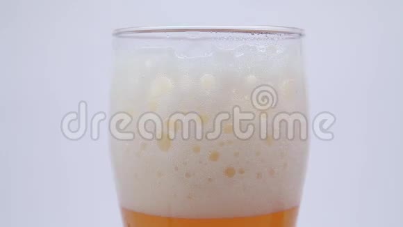 啤酒倒入玻璃杯泡沫水滴视频的预览图