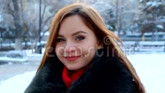 年轻微笑的女人冬天的肖像全高清视频的预览图