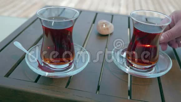 桌子上有两杯土耳其茶视频的预览图