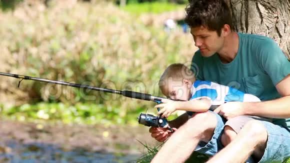 他和他的小男孩一起钓鱼视频的预览图