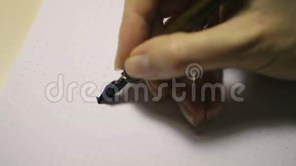 写哥特式书法女性用墨水笔书写视频的预览图