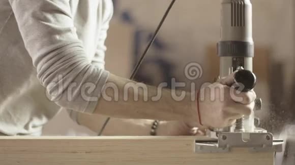 木匠用插入路由器切割木板家具直线锯屑视频的预览图