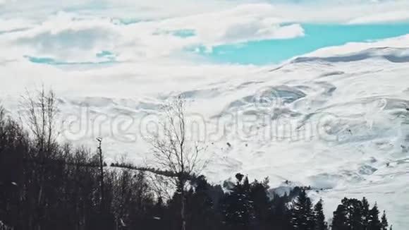 空中观景高原冬季雪景视频的预览图