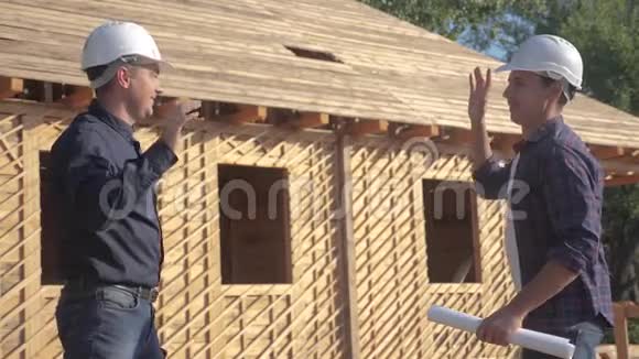 团队合作握手概念建设构建建筑师慢动作视频两个戴头盔的人握手视频的预览图