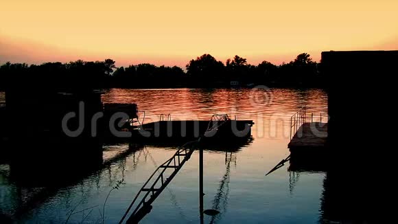 萨瓦05河上美丽的黄昏视频的预览图
