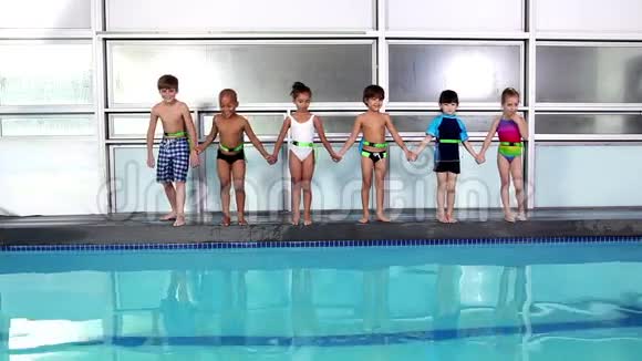 可爱的孩子们一起跳进游泳池视频的预览图