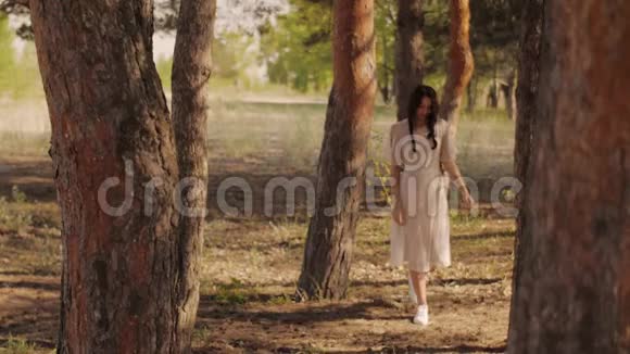 森林里快乐的女人享受大自然可爱的女孩在户外散步视频的预览图