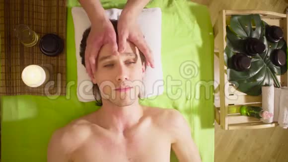 男性面部按摩治疗师的手视频的预览图