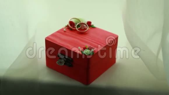 红盒子上漂亮的结婚戒指视频的预览图