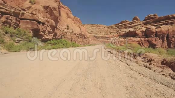 在犹他州纳瓦霍族沙漠开车视频的预览图